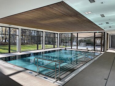 Nichtschwimmerbecken mit Zugang über Treppen im Puchheimer Schwimmbad